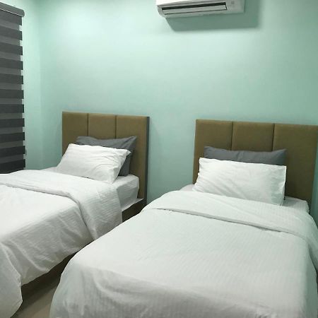 Homestay Stardow~星窗名宿~ Johor Bahru Kültér fotó