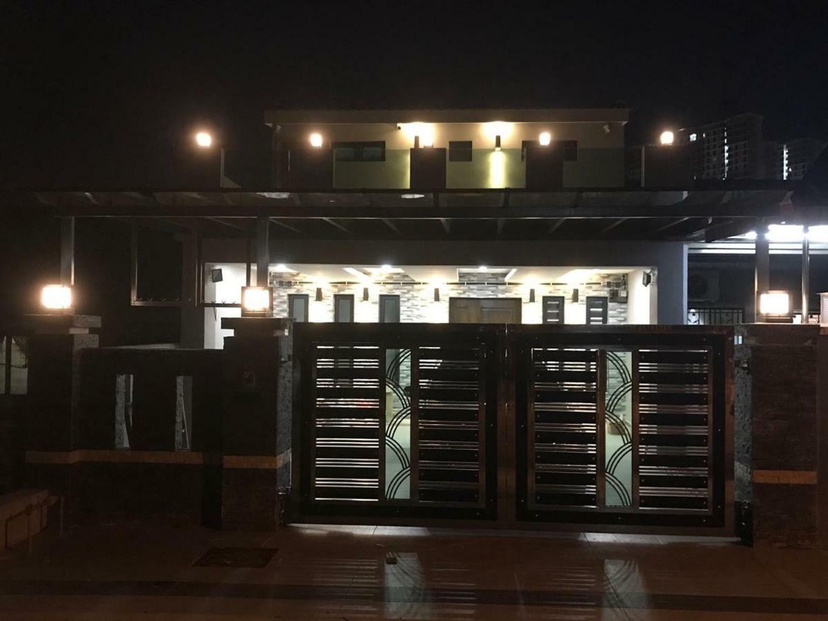 Homestay Stardow~星窗名宿~ Johor Bahru Kültér fotó